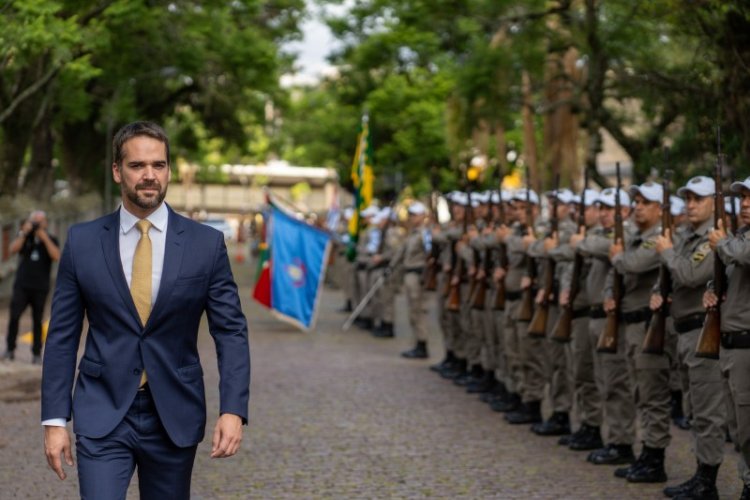 Eduardo Leite assina promoção de 754 novos sargentos da Brigada Militar