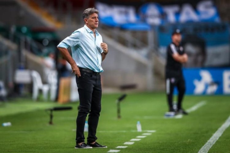 Com Grêmio em formação, Renato abre possibilidade de testes na ponta direita