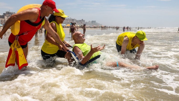 Serviço telefônico amplia acesso a cadeiras especiais que permitem banho de mar a pessoas com deficiência e mobilidade reduzida