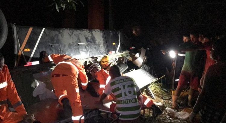 Ônibus despenca de ponte e deixa quatro mortos no interior de MG