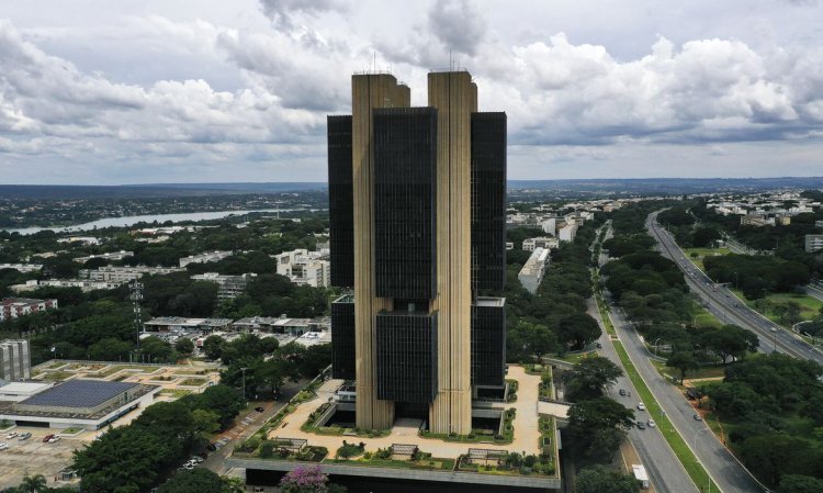 Sob pressão, Banco Central deve manter juro básico em 13,75% ao ano, maior nível em seis anos