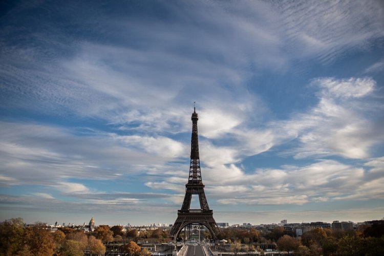 Turista brasileira é estuprada em jardim da Torre Eiffel