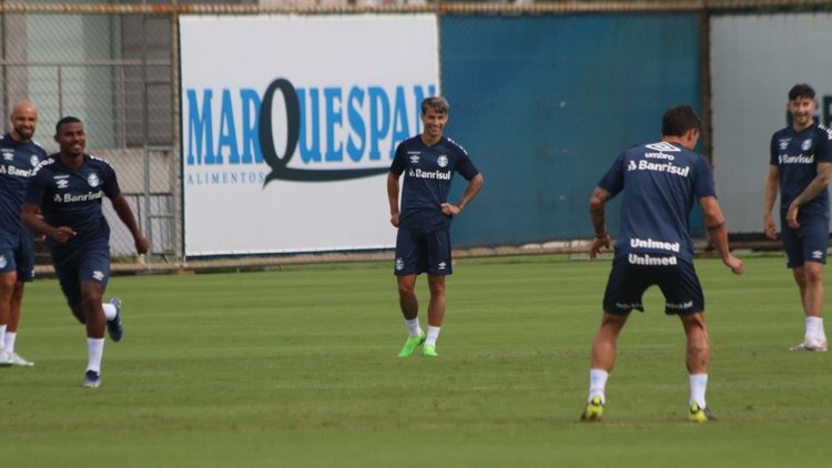 Treino do Grêmio: Renato deve ter volta de titulares, e Bruno Uvini e Fábio correm no campo