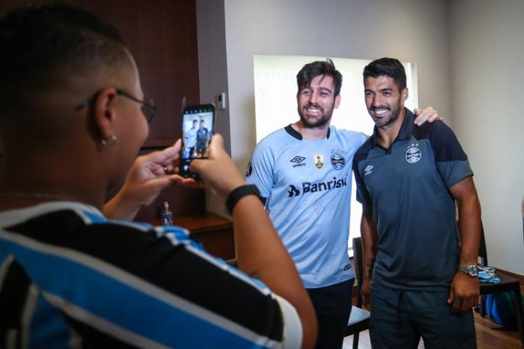 Com apoio da torcida e dúvida no time, Grêmio chega a Brasília para estreia na Copa do Brasil