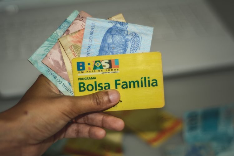 Governo diz que novo Bolsa Família sai nesta quinta com mínimo de R$ 600 por família, R$ 150 para crianças de até 6 anos e R$ 50 para jovens até 18