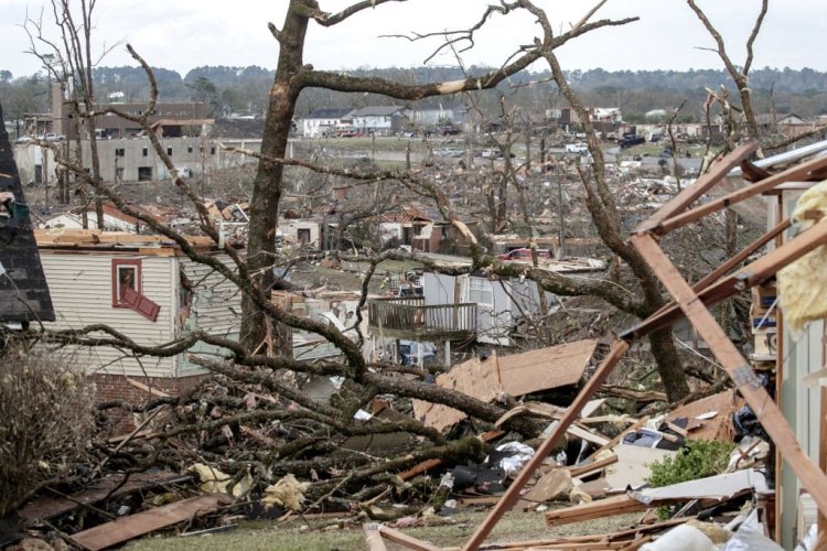 EUA: sobe para 26 o número de mortos em passagem de tornado