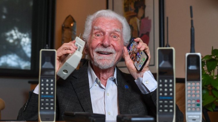Lançado há 50 anos, 'tijolão' da Motorola foi o primeiro celular do mundo; inventor critica vício aos aparelhos