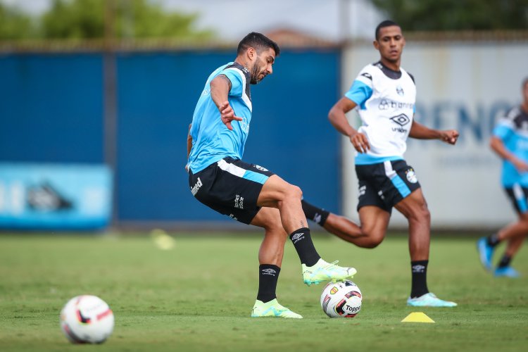 Treino tático com portões fechados começa a definir equipe para decisão de sábado