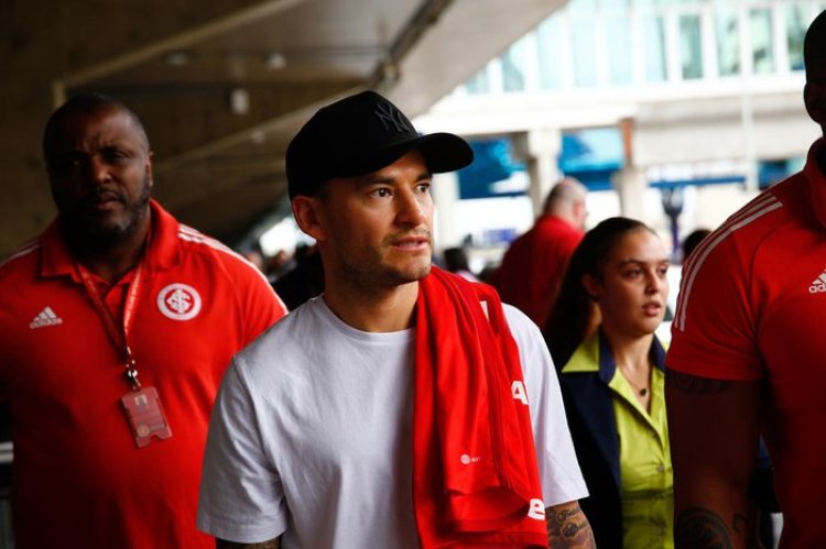 Aránguiz desembarca em Porto Alegre para se apresentar ao Inter: "Feliz com a decisão"