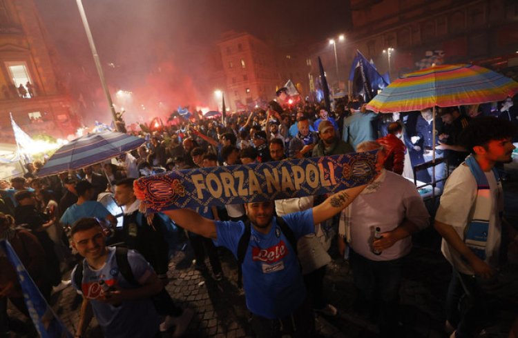 Napoli empata com a Udinese e é campeão italiano após 33 anos