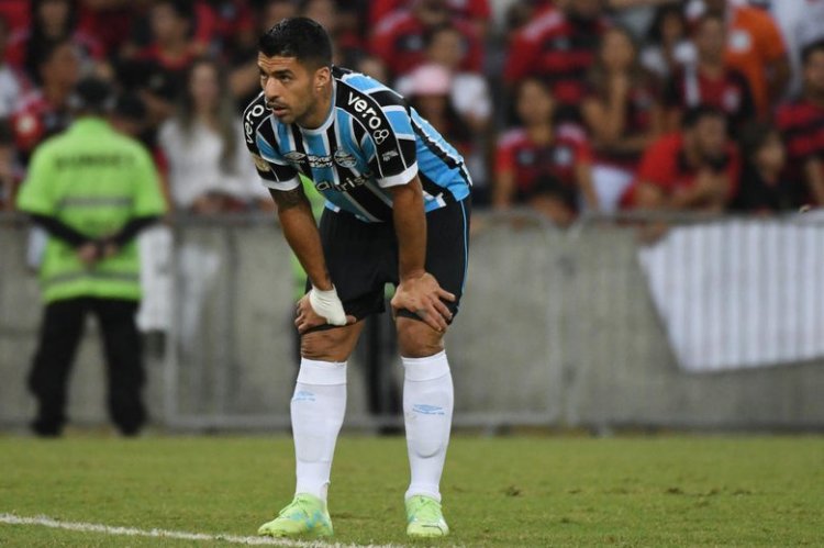 Presidente do Grêmio admite "situação grave" de Suárez e cita até chance de colocação de prótese