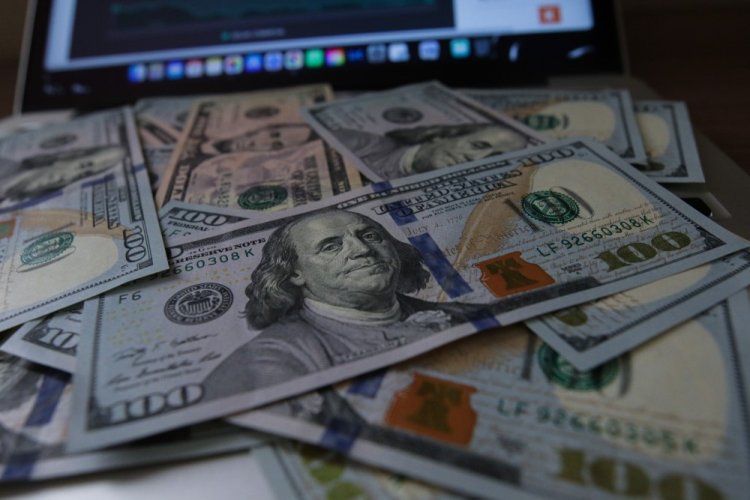 Dólar cai a R$ 4,72 e chega a menor cotação em mais de um ano após alta dos juros no EUA