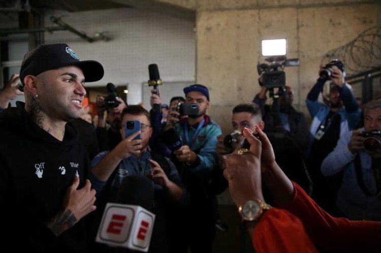 Luan chega a Porto Alegre e recebe festa da torcida do Grêmio