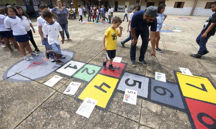 Lula lança programa de escola integral: 'Criança pode mudar cabeça do pai'