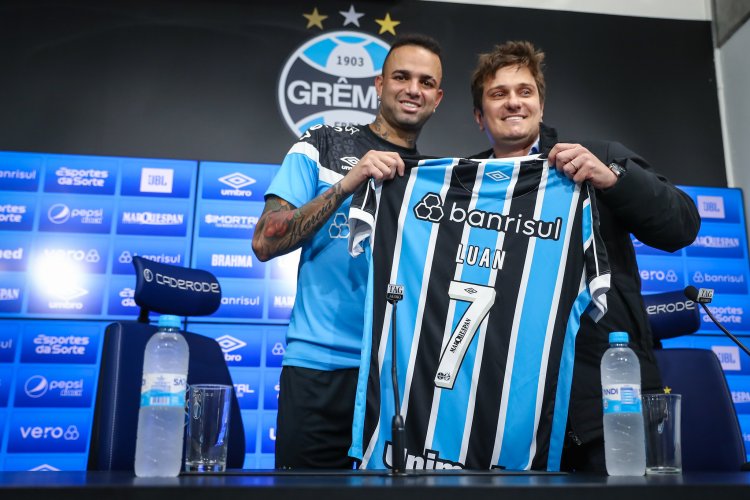 Meia-atacante Luan é apresentado oficialmente como novo jogador do Grêmio