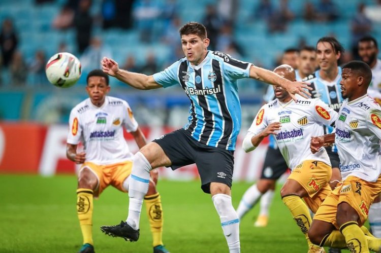 Grêmio acerta renovação com Kannemann por mais dois anos