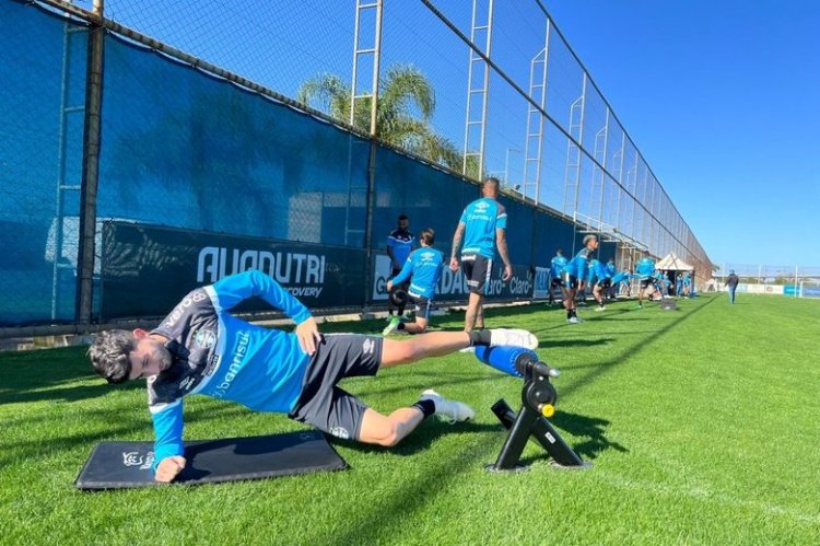 Treino do Grêmio: Pepê participa de trabalho com bola, e Renato tem conversa com elenco