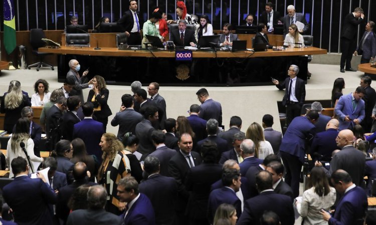 Câmara aprova arcabouço fiscal e deixa de fora regra defendida pelo governo