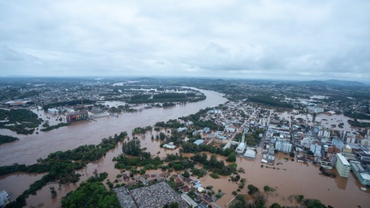 Governo confirma mais de 30 mortes causadas pelas enchentes e anuncia decreto de calamidade pública