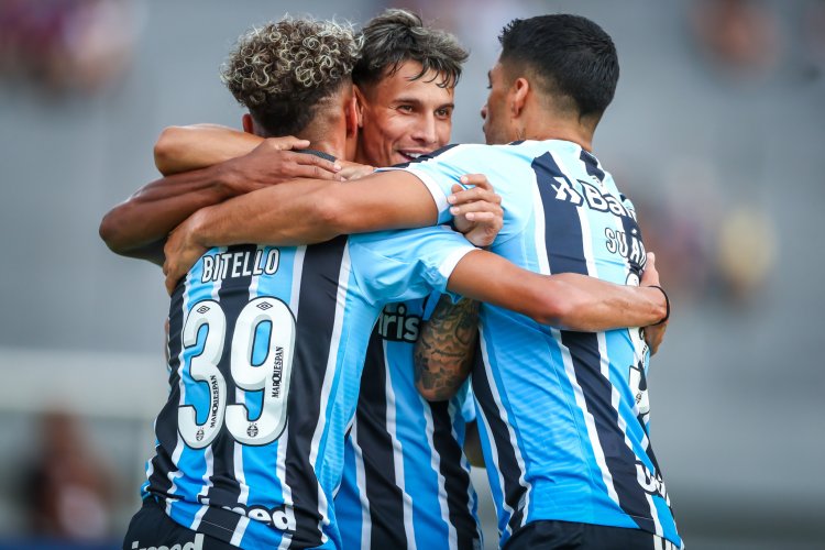 Com gols de Bitello e Luis Suárez, Grêmio estreia no Gauchão com vitória diante do Caxias