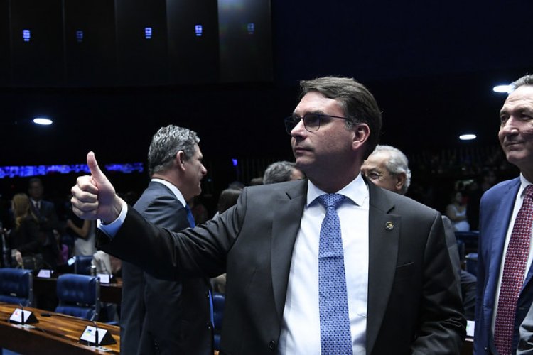 'Nenhum crime': Flávio Bolsonaro confirma reunião do pai com Marcos do Val