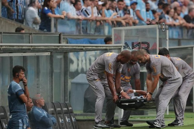 Ferreira deixa vitória do Grêmio com suspeita de lesão muscular e vira preocupação para finais