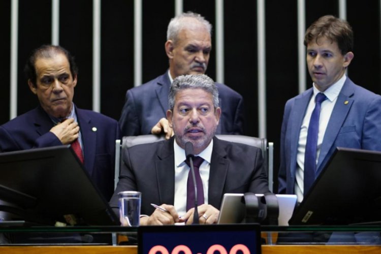 Lira fecha acordo para “superbloco” com mais de 170 deputados