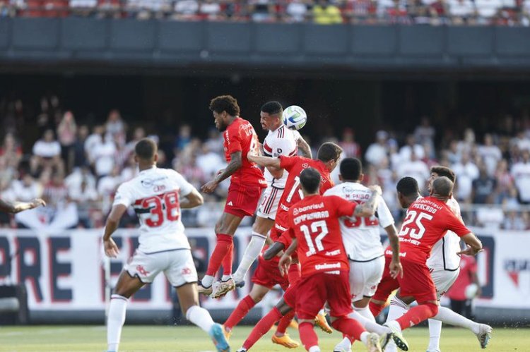 Derrota para o São Paulo e gols sofridos no Brasileirão farão Mano mudar estilo de jogo do Inter