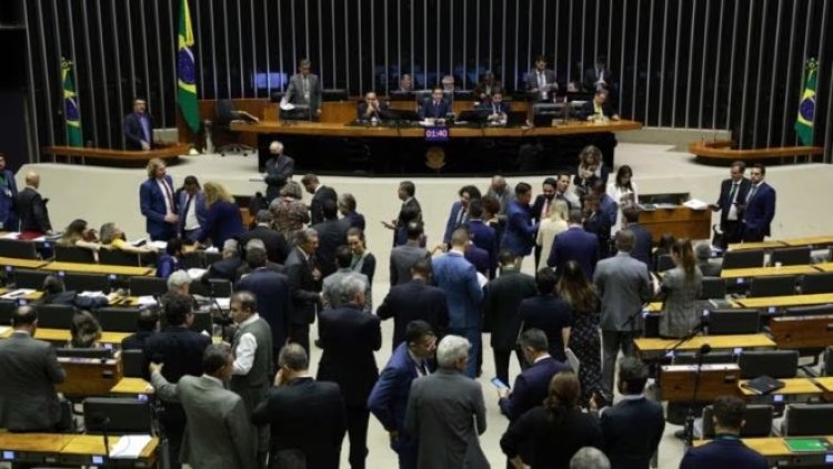 Projeto que prevê prisão a quem discriminar políticos pode beneficiar mais de 390 mil