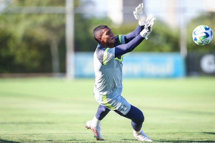 Com dores no pé esquerdo, Adriel deixa treino do Grêmio mais cedo