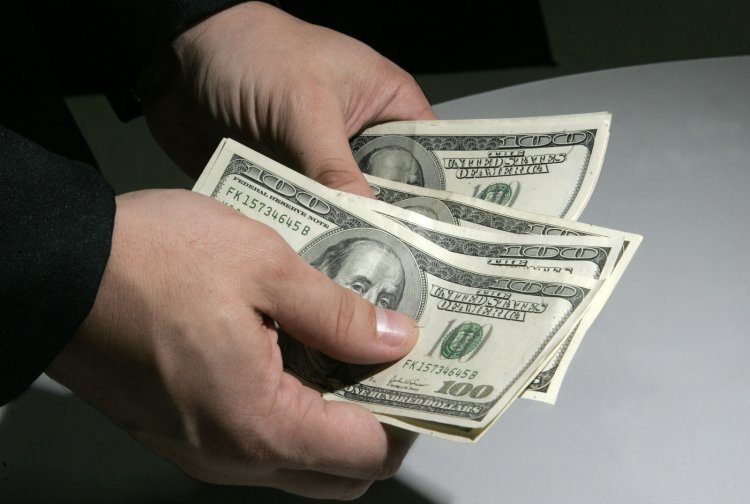 Dólar cai e fecha a R$ 4,77, na menor cotação em mais de um ano