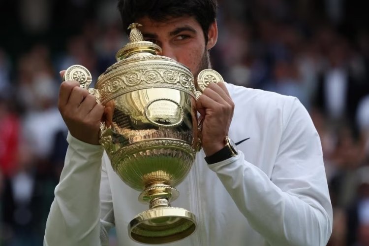 Alcaraz derruba Djokovic em jogaço de quase 5 horas e conquista Wimbledon pela primeira vez