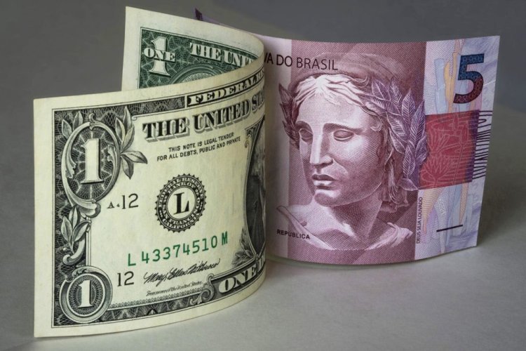 Dólar sobe 1,25% e vai a R$ 4,96; Bolsa fecha em queda e marca maior sequência de perdas em 39 anos